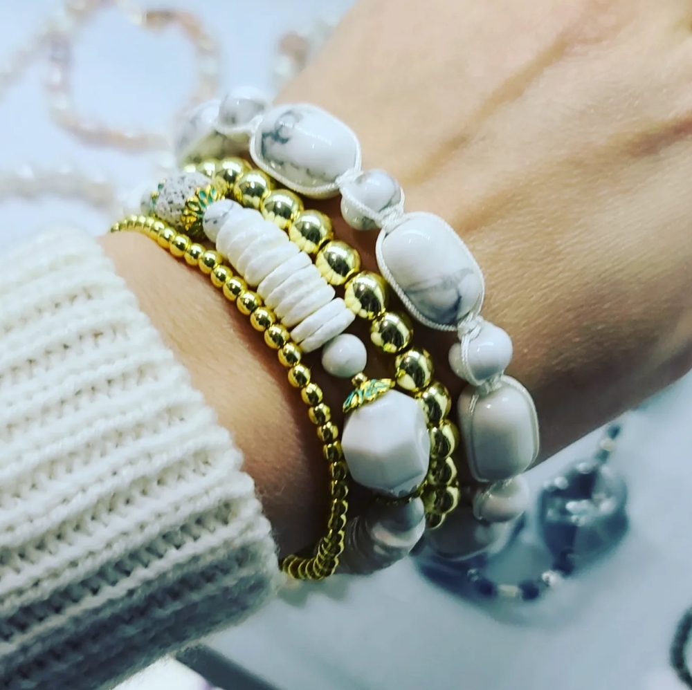 Stack of 4 bracelets/ Howlite, Golden Hematit, Nacre Shell